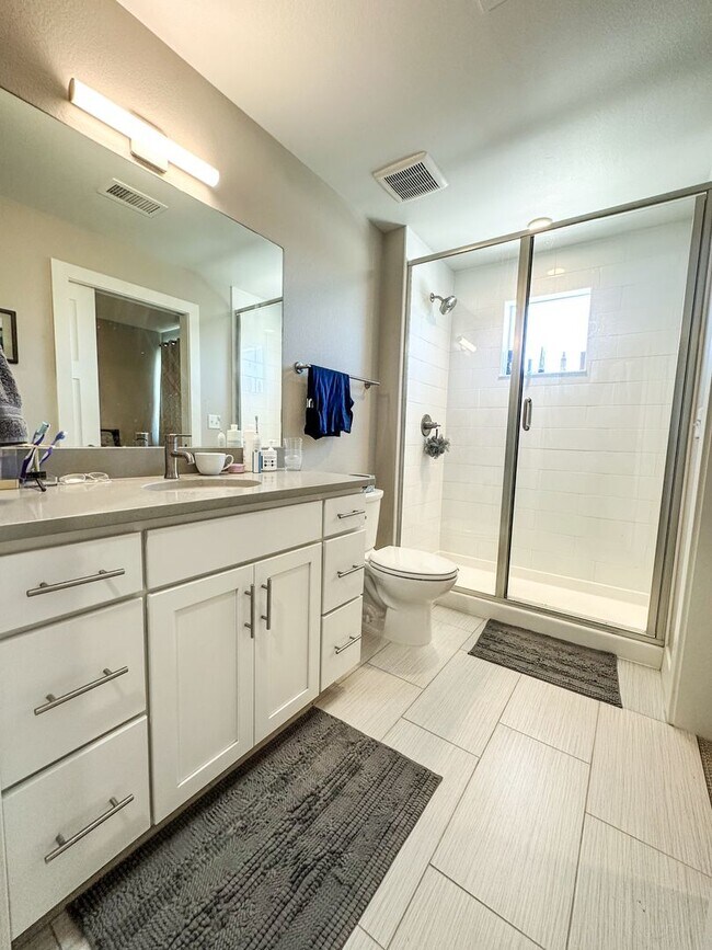 Building Photo - Beautiful "Like New" Large 2Bd 2Ba condo W/ amazing views of the flatirons!