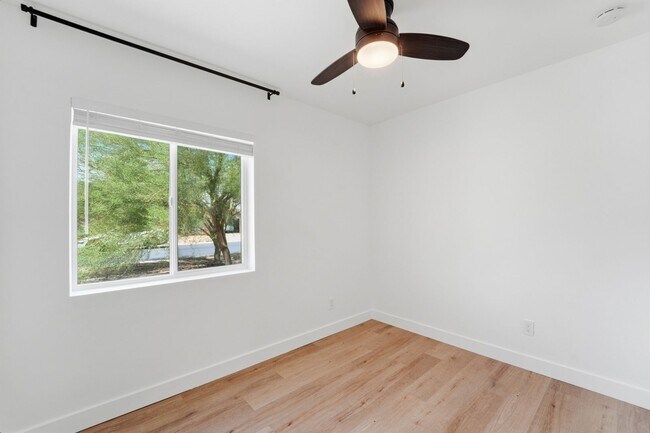 Building Photo - Discover this beautifully renovated 3-bedroom, 2-bath home in Mesa, AZ!