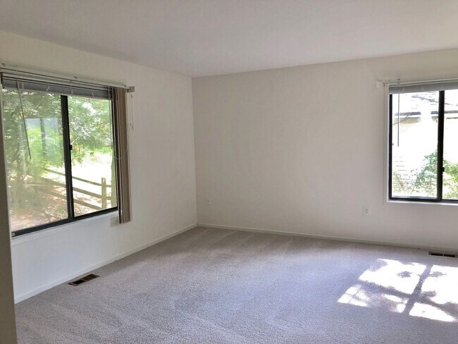 Building Photo - Spacious Potomac Beauty backs to Golf Course