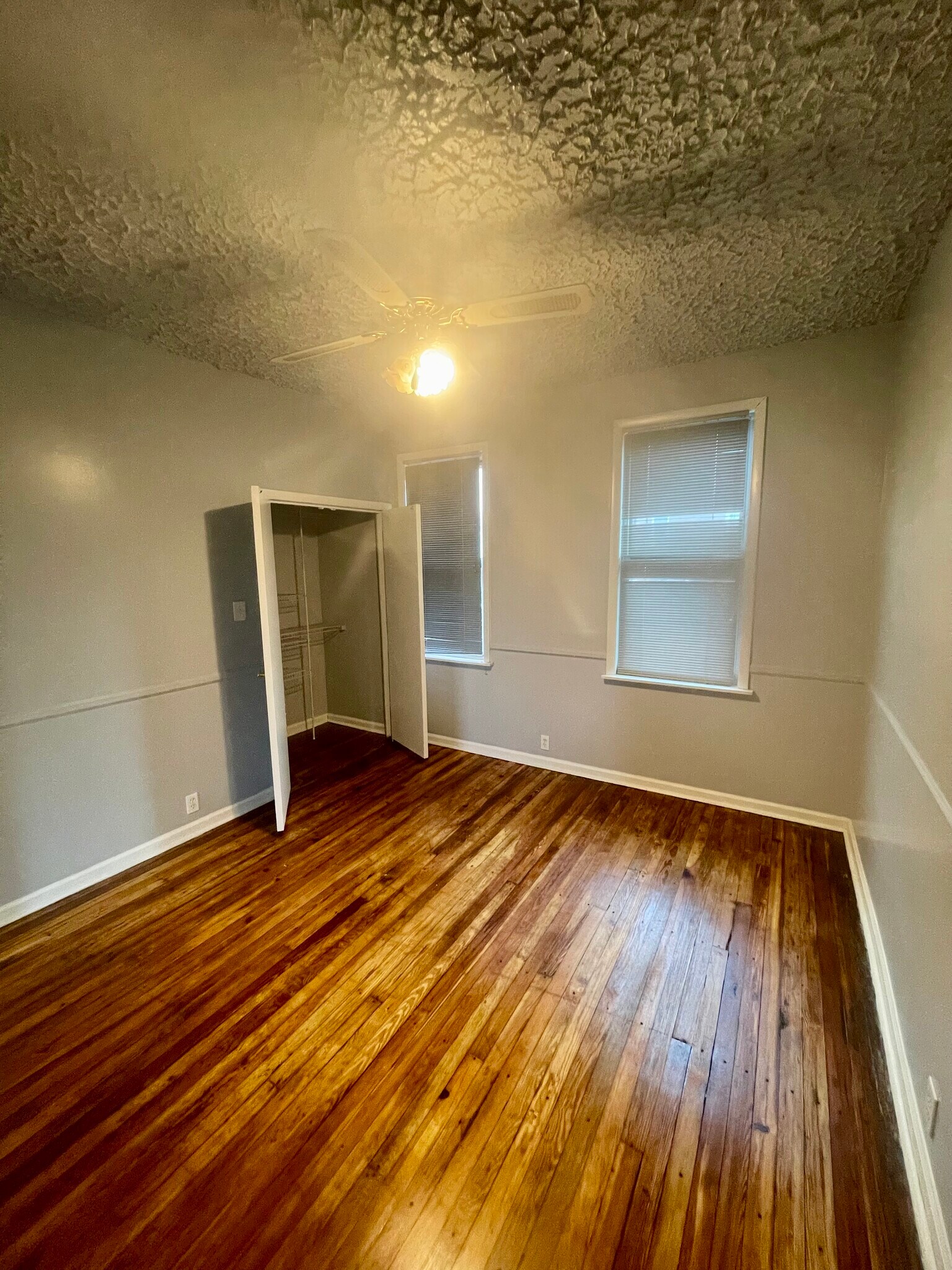 Building Photo - 3020 Kenyon Ave