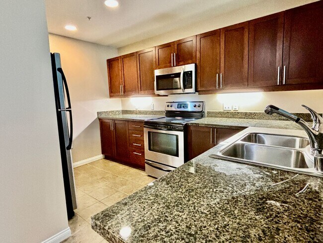Building Photo - Beautiful Condo Adjacent to Petco Park - P...