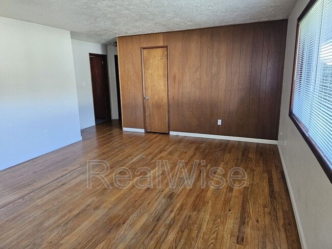 Building Photo - 626 NE Anderson St