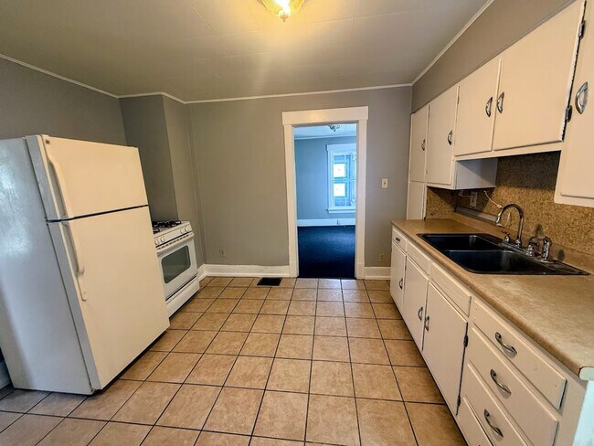 Building Photo - Three-bedroom one bathroom home for rent in North Canton