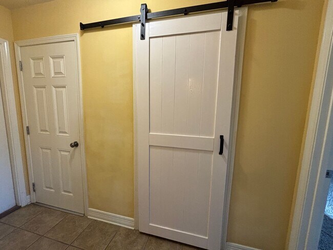 Building Photo - 4 BEDROOM WITH BONUS ROOM IN LEGACY SUBDIVISION