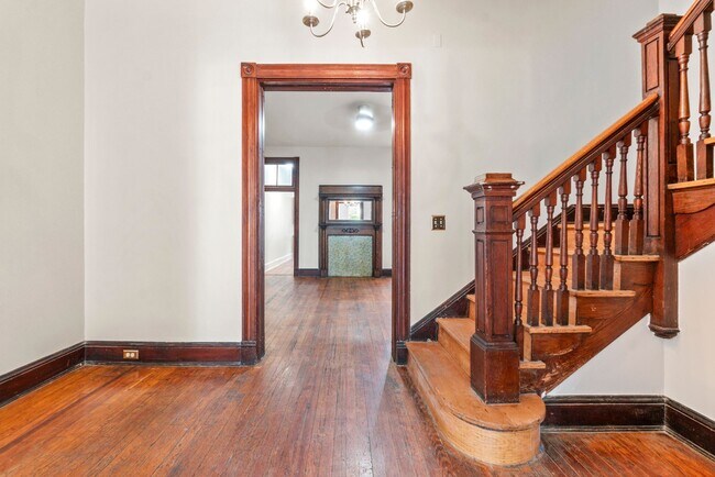 Building Photo - Spacious 6BR/2.5BA in CV AVAILABLE June 2026