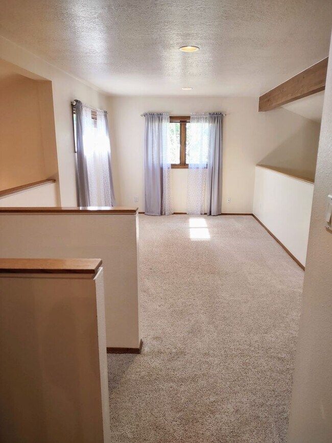 Building Photo - Spacious Downtown Townhome Available Now!