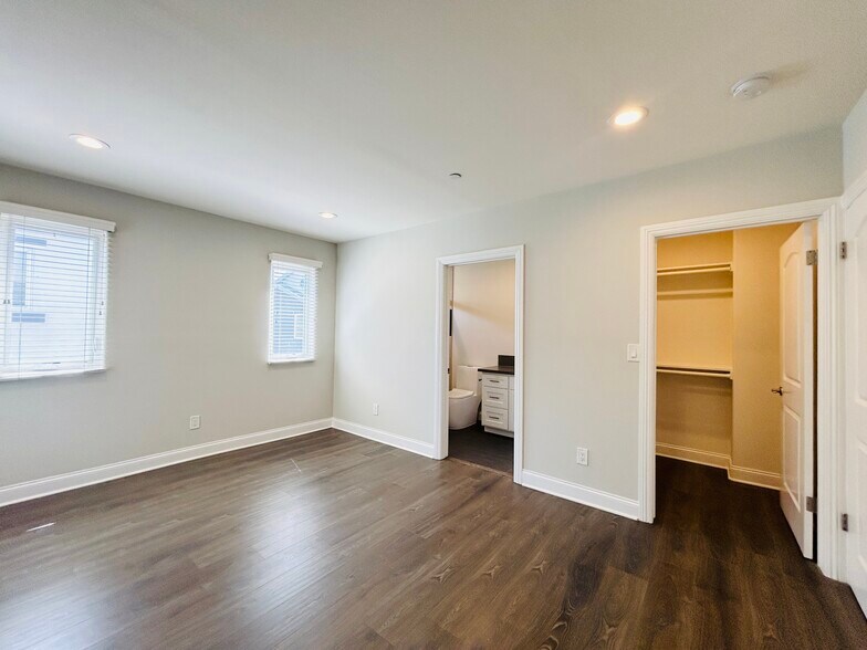 Building Photo - 7205 S La Cienega Blvd