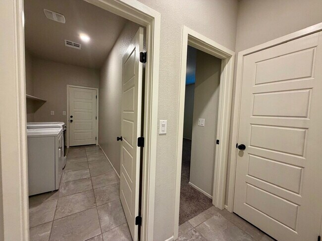 Building Photo - GATED 4 BED 2.5 BATH 2 CAR GARAGE SINGLE FAMILY HOME w/ LOFT, BEDROOM DOWNSTAIRS, NEXT TO COMMUNI...