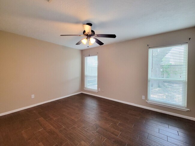 Building Photo - BEAUTIFUL 3 BEDROOM 2 BATH UPDATED HOME WI...