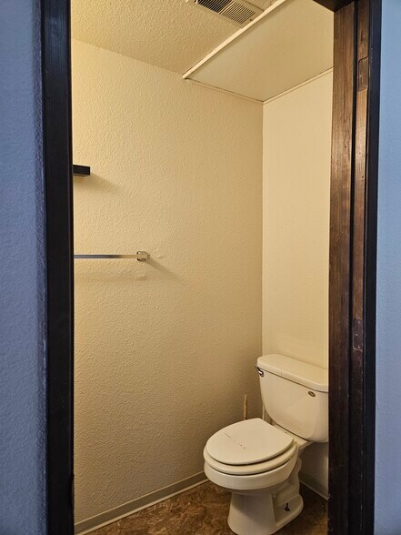 Building Photo - 1839 Peachtree Ln