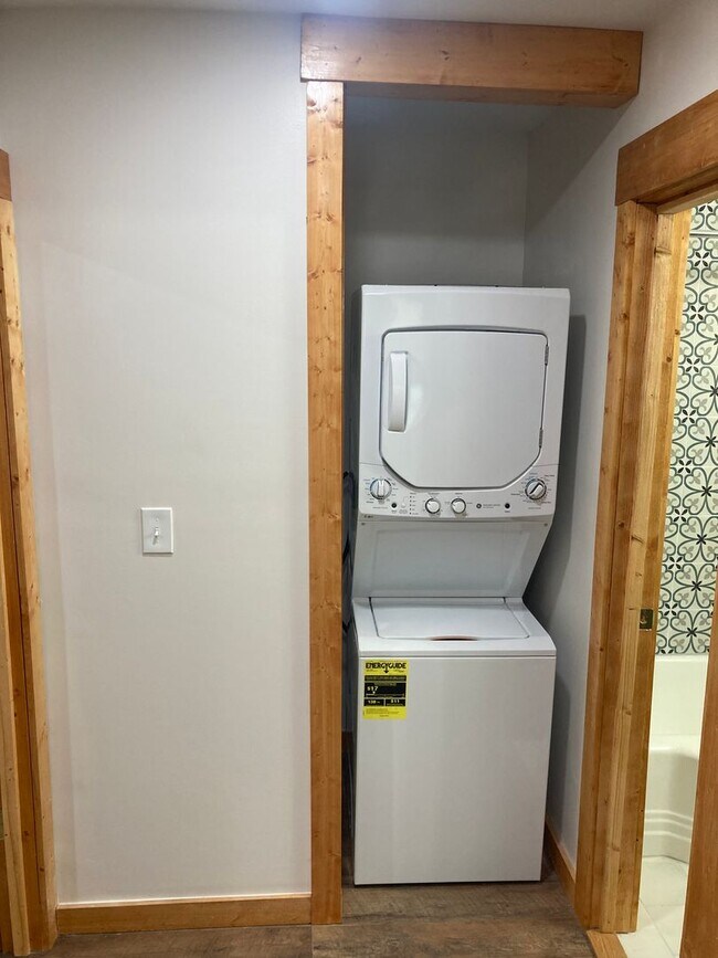 Building Photo - 326 N Elm St NW