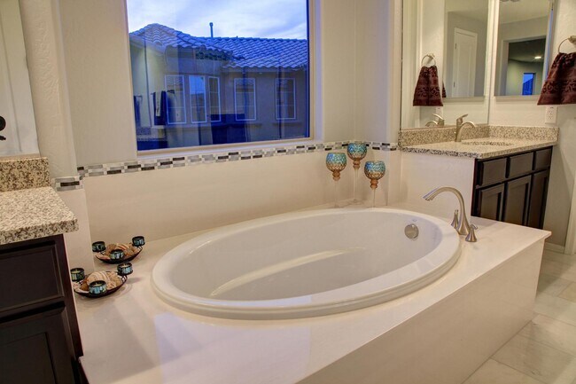 Building Photo - 3607 E Salter Dr