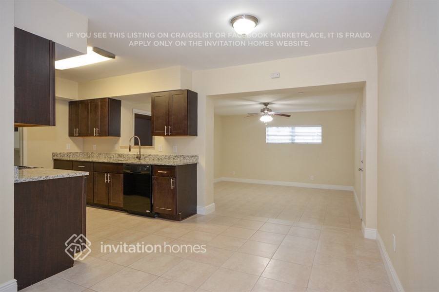 Building Photo - 3100 SW 20th Ct