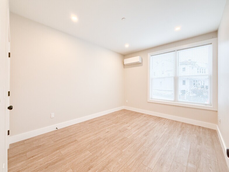 Building Photo - 58 River St