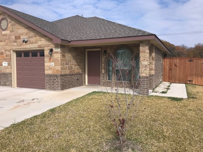Building Photo - Beautiful 3 Bedroom, 2 Bath Duplex Near Cl...