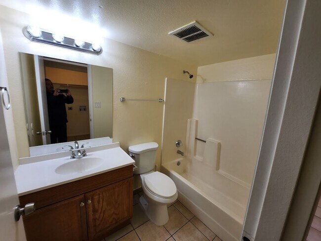 Building Photo - 2725 E Tierra Buena Ln