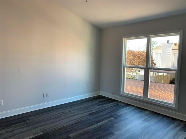 Building Photo - 604 Serramonte Dr