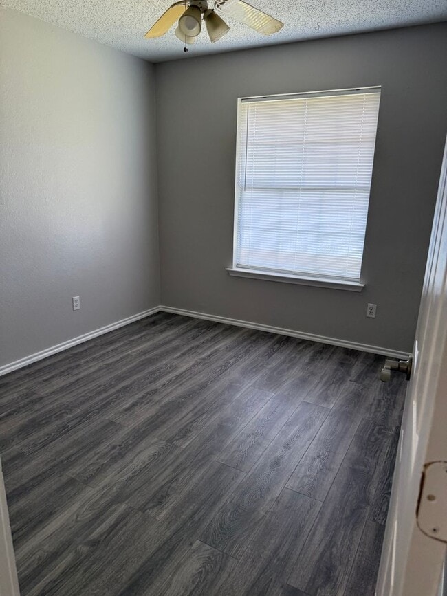 Building Photo - 3 Bedroom 1 Bath Home Available