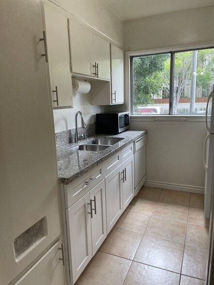 Building Photo - 8563 Colgate Ave