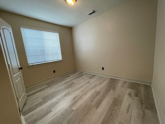 Building Photo - 1759 Lakeside Enclave Dr