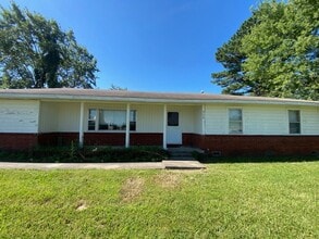 Building Photo - Nice 3 Bedroom Home In Lincoln!