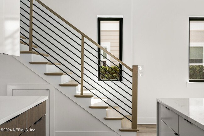 Building Photo - 207 Lora St