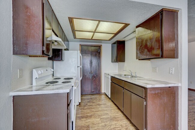 Building Photo - Comfort, Charm & Convenience in This Edmond Duplex