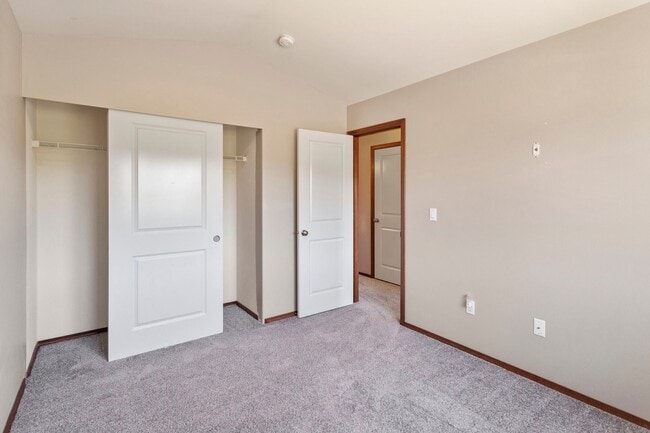 Building Photo - 4 Bed 2.5 Bath - Small Dog - Fully Fenced Yard - NAS Whidbey