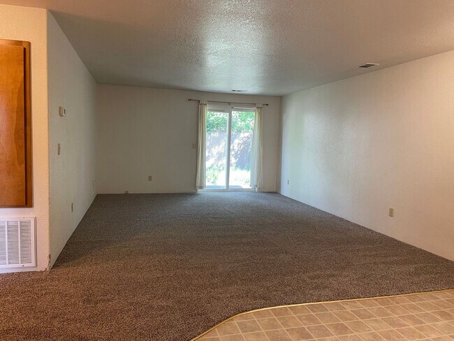 Building Photo - 1407-1409 SW Kokanee Ln