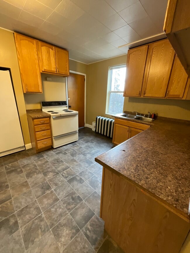 Building Photo - 1324 E 2nd St