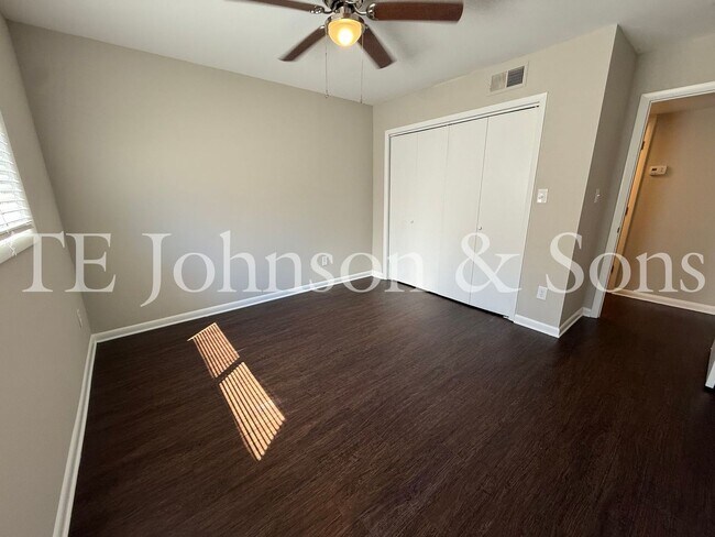 Building Photo - 1 Bedroom Minutes from The School of the Arts!
