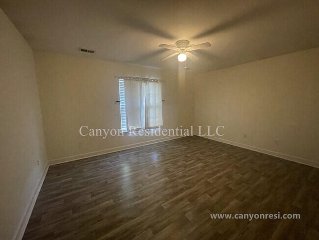 Building Photo - 1604 Cedrow Dr