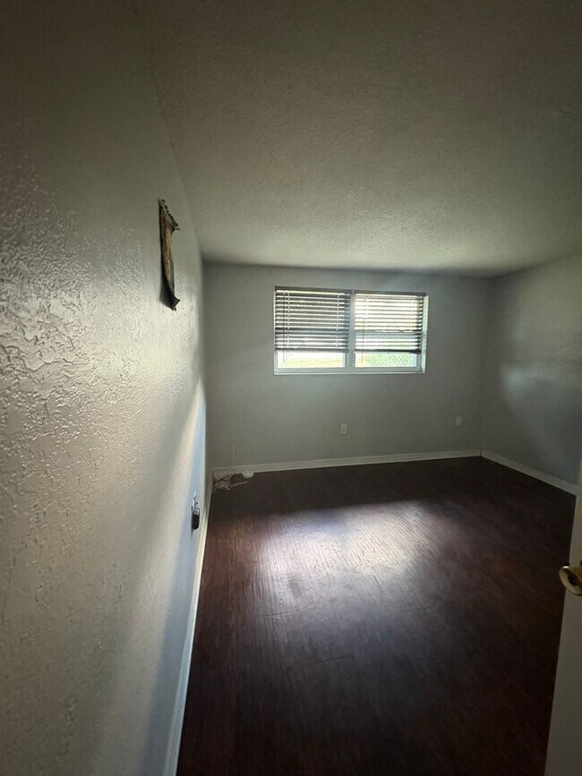 Building Photo - 2 bedroom / 1 bath available now!