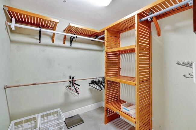 Building Photo - 134 Lakeshore Dr