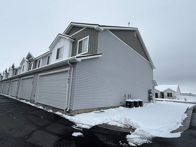 Building Photo - 3 Bed 2.5 Bath Townhome with Great Amenities