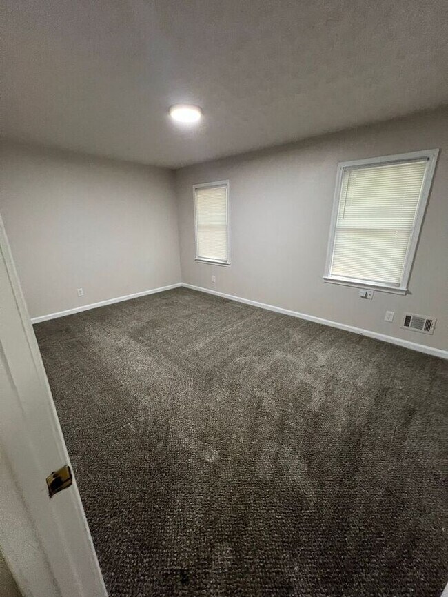 Building Photo - Spacious 2-Bedroom Townhome with Screened-In Porch!