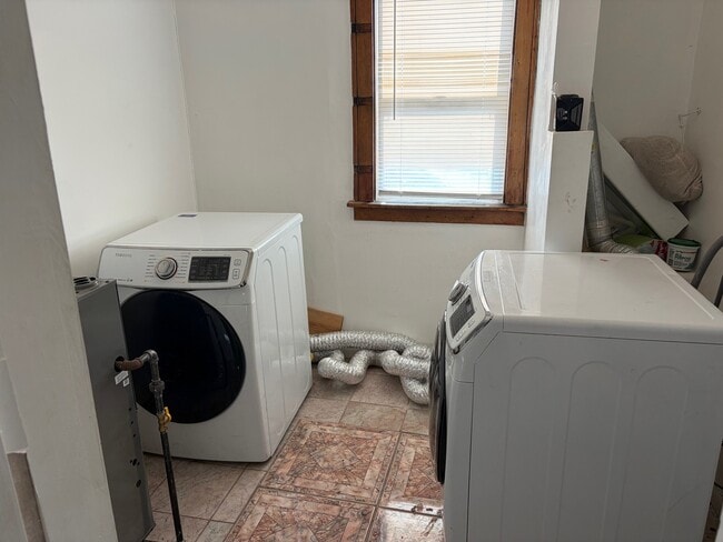 Building Photo - 10226 S Vernon Ave