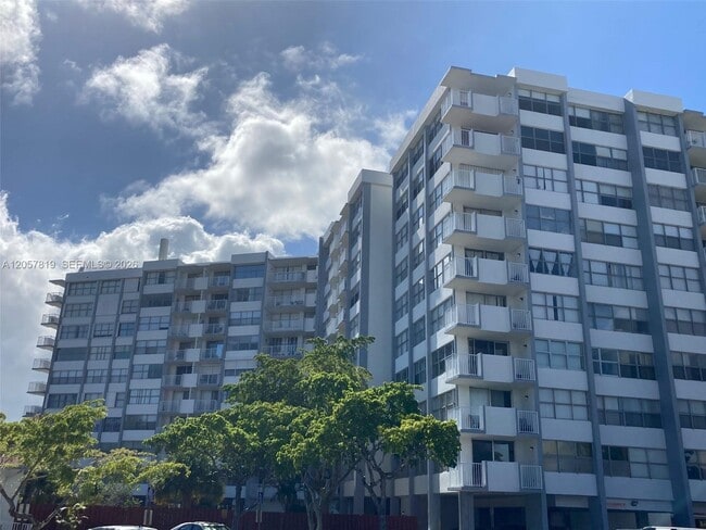 Building Photo - 1300 NE Miami Gardens Dr