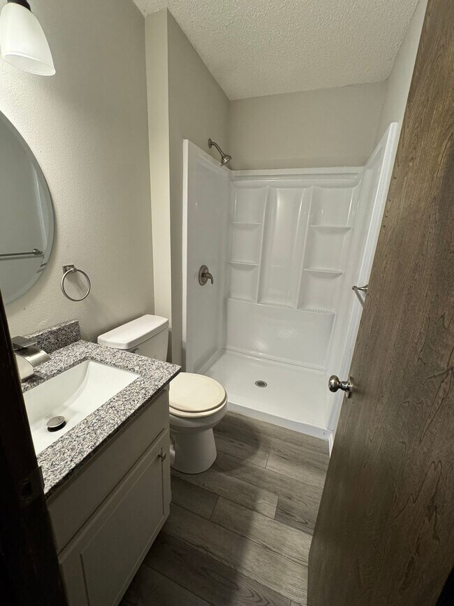 Building Photo - 3 Bedroom Home with Fenced Yard!!