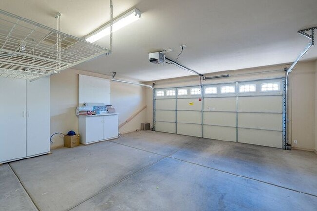 Building Photo - Gated Community!