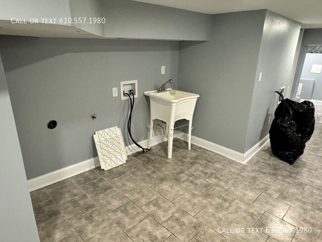 Building Photo - 3 Bedroom 1.5 Bathrooms Updated Home - Ava...