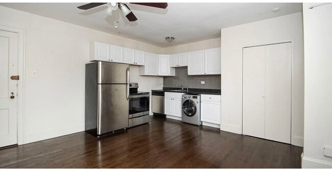 Building Photo - 3345 N Marshfield Ave