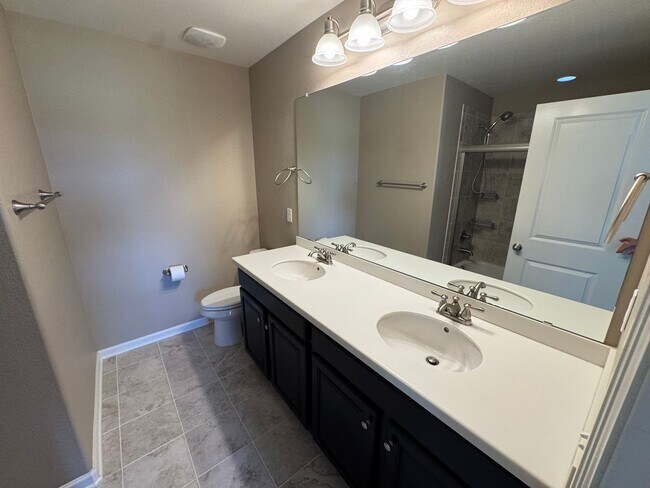 Building Photo - Beautiful spacious home in a lovely quiet ...