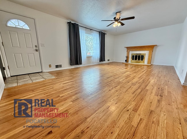 Building Photo - 3 bed 2 bath house - 1 car garage - PET FRIENDLY