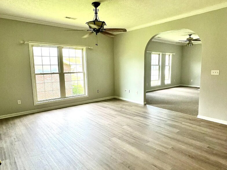 Building Photo - 300 Oaklawn Dr