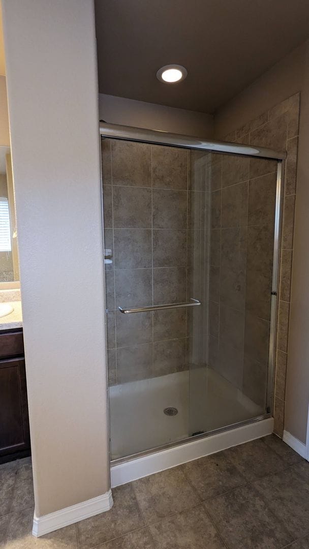 Building Photo - LARGE TWO STORY 3 BED/2.5 BATH W/3 CAR GAR...