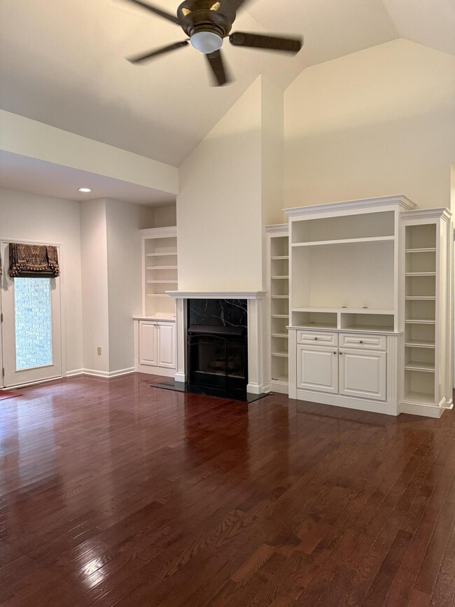 Building Photo - 3652 Fair Ridge Dr