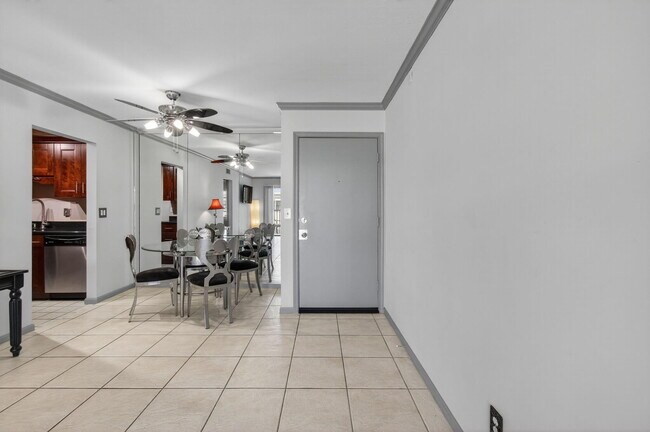 Building Photo - 170 Cypress Club Dr