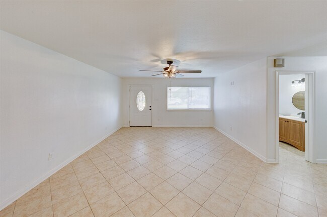 Building Photo - 309 Robbie St