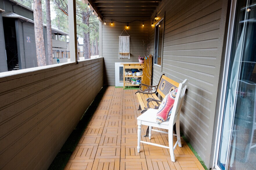 Private patio - 1385 W University Ave